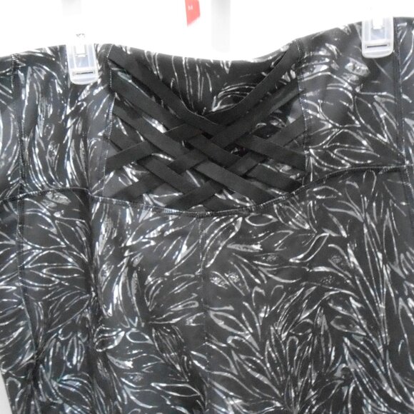 MTA Sport Black with Gray & White Designs Women's Work Out Gym Capri's-Size 3X - Picture 5 of 6